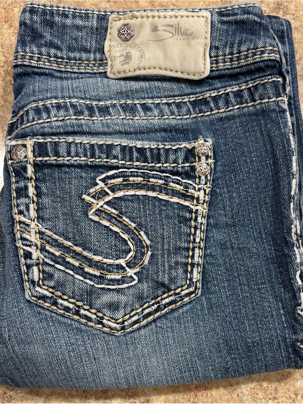 Silver Jeans Women's Mid Blue Boot Cut Jeans with Embroidered Pocket